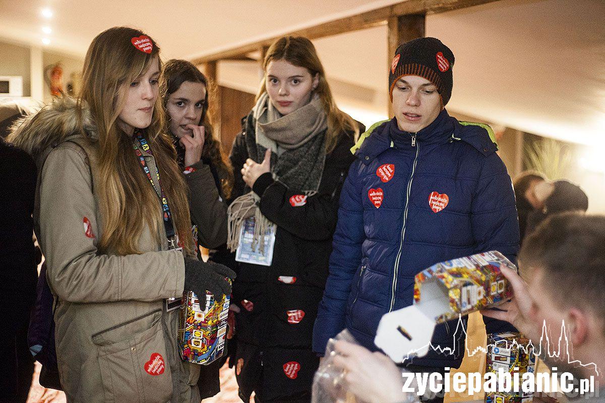 Trwa liczenie pieniędzy z puszek WOŚP