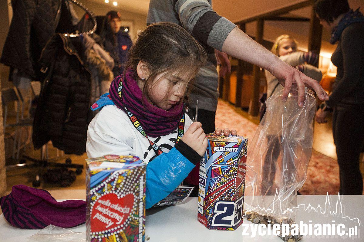 Trwa liczenie pieniędzy z puszek WOŚP