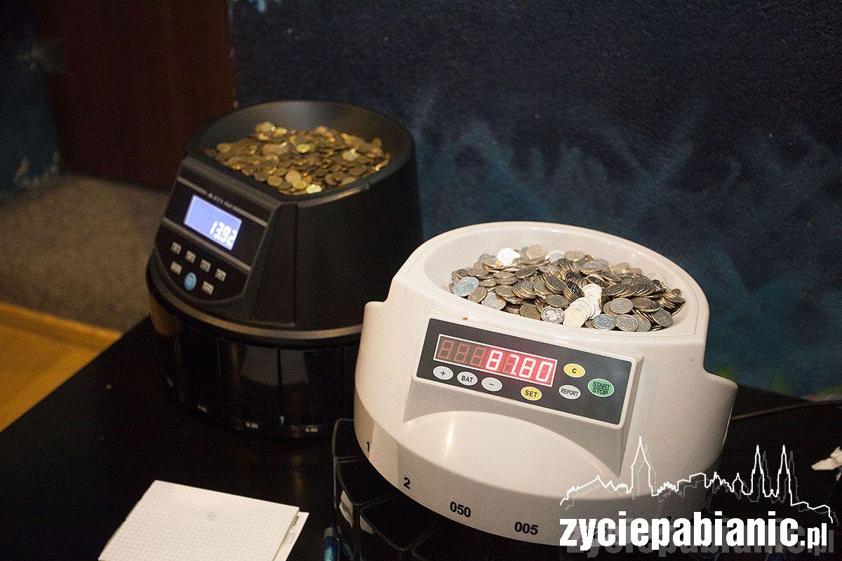 Trwa liczenie pieniędzy z puszek WOŚP