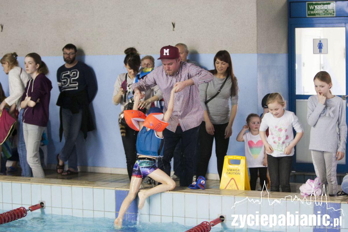 Przedszkolaki ścigały się w... basenie