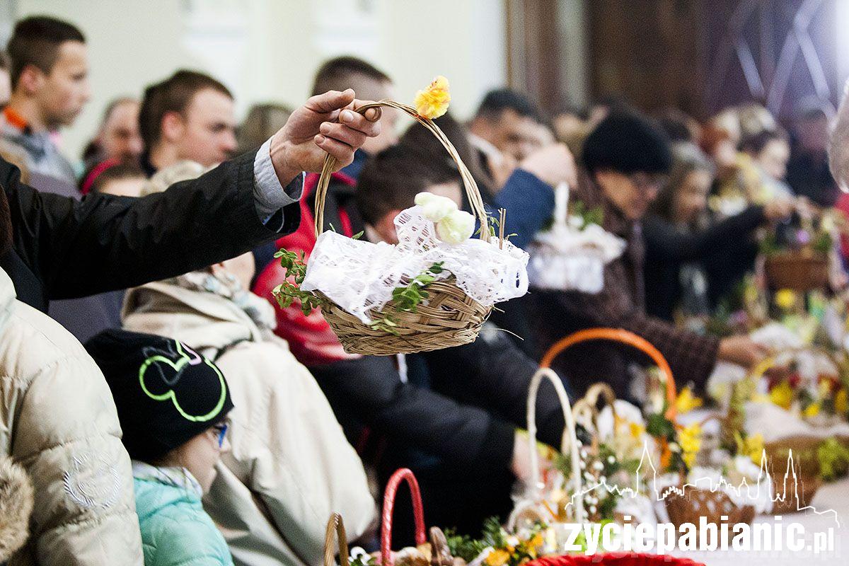 Pabianiczanie ruszyli z koszyczkami do kościołów