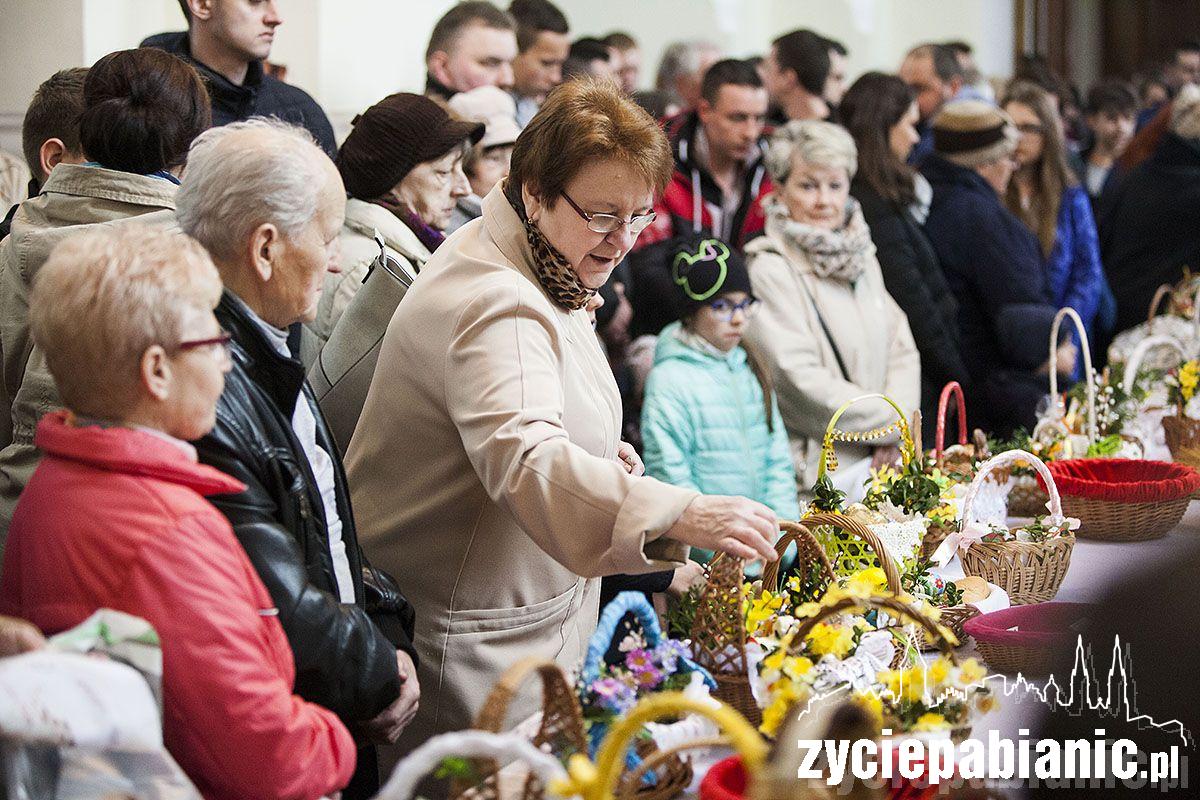 Pabianiczanie ruszyli z koszyczkami do kościołów
