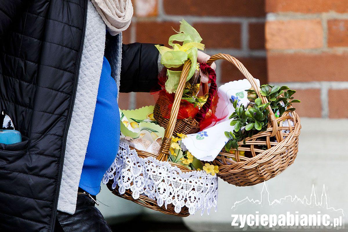 Pabianiczanie ruszyli z koszyczkami do kościołów