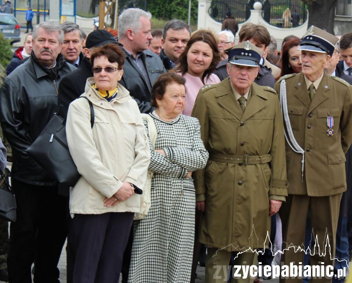 400 pabianiczan przed Pomnikiem Legionisty
