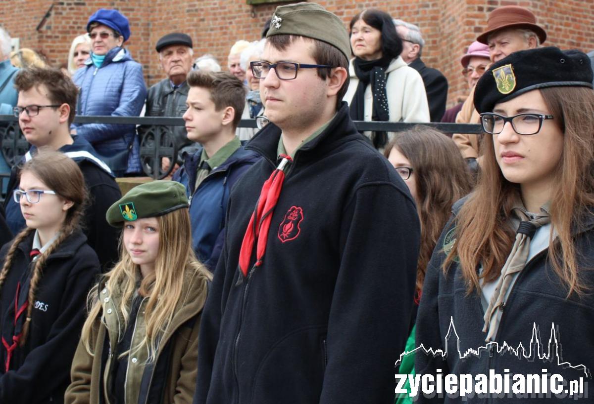 400 pabianiczan przed Pomnikiem Legionisty