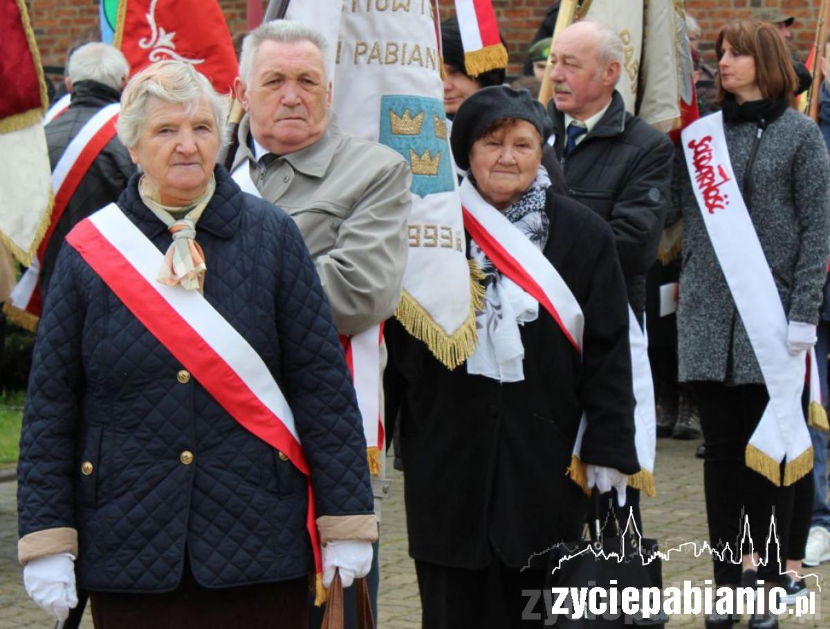 400 pabianiczan przed Pomnikiem Legionisty