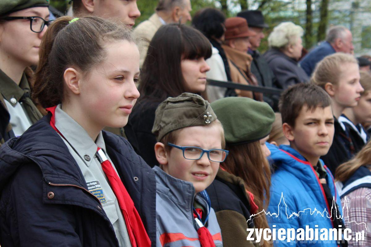 400 pabianiczan przed Pomnikiem Legionisty