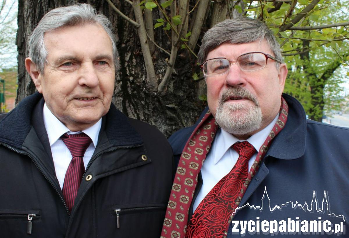 400 pabianiczan przed Pomnikiem Legionisty