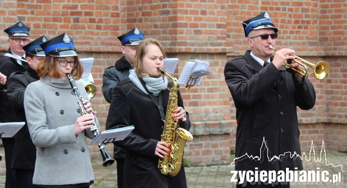 400 pabianiczan przed Pomnikiem Legionisty