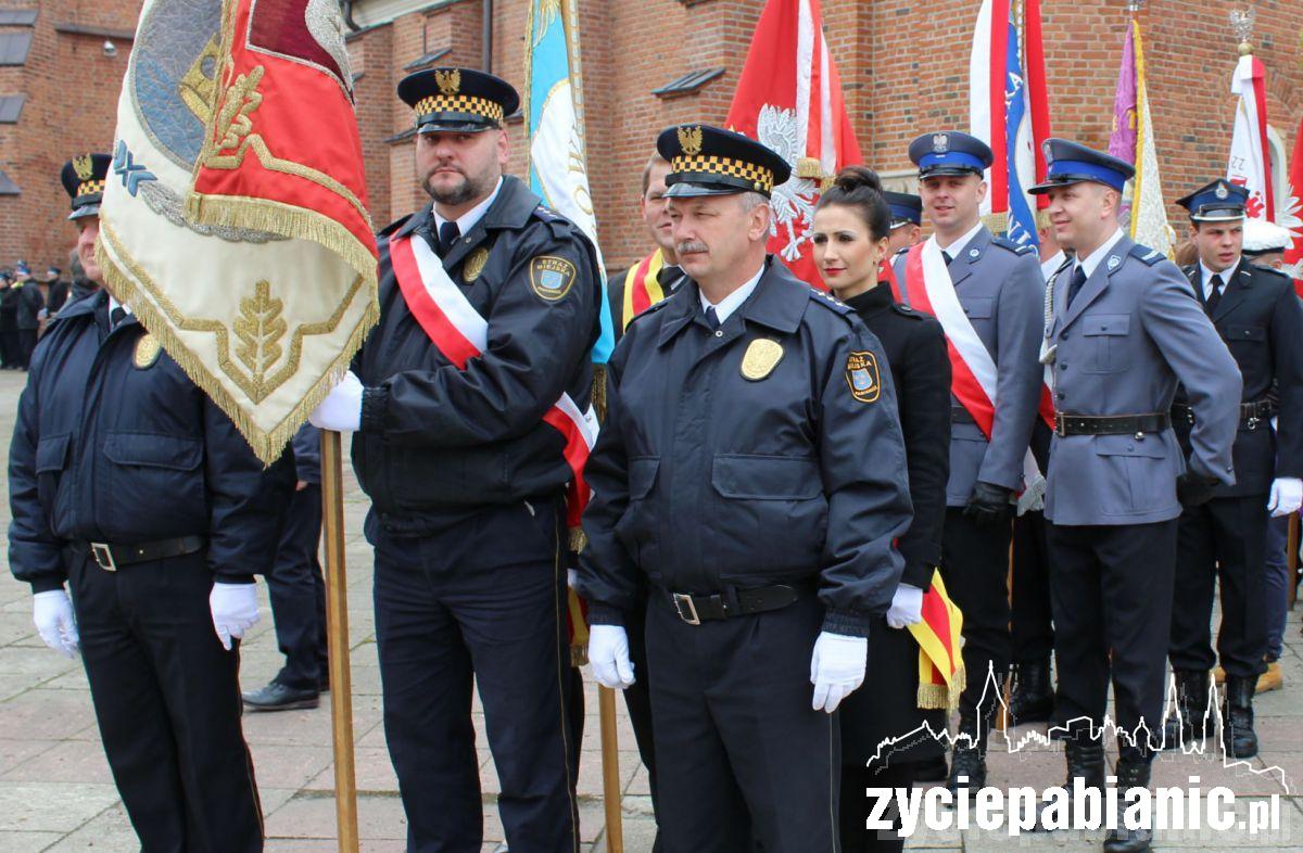 400 pabianiczan przed Pomnikiem Legionisty