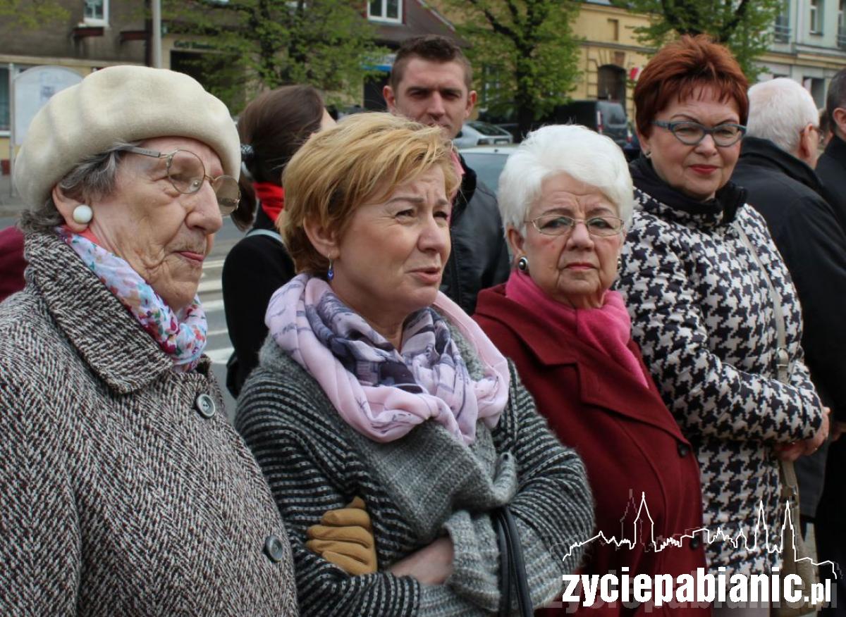 400 pabianiczan przed Pomnikiem Legionisty