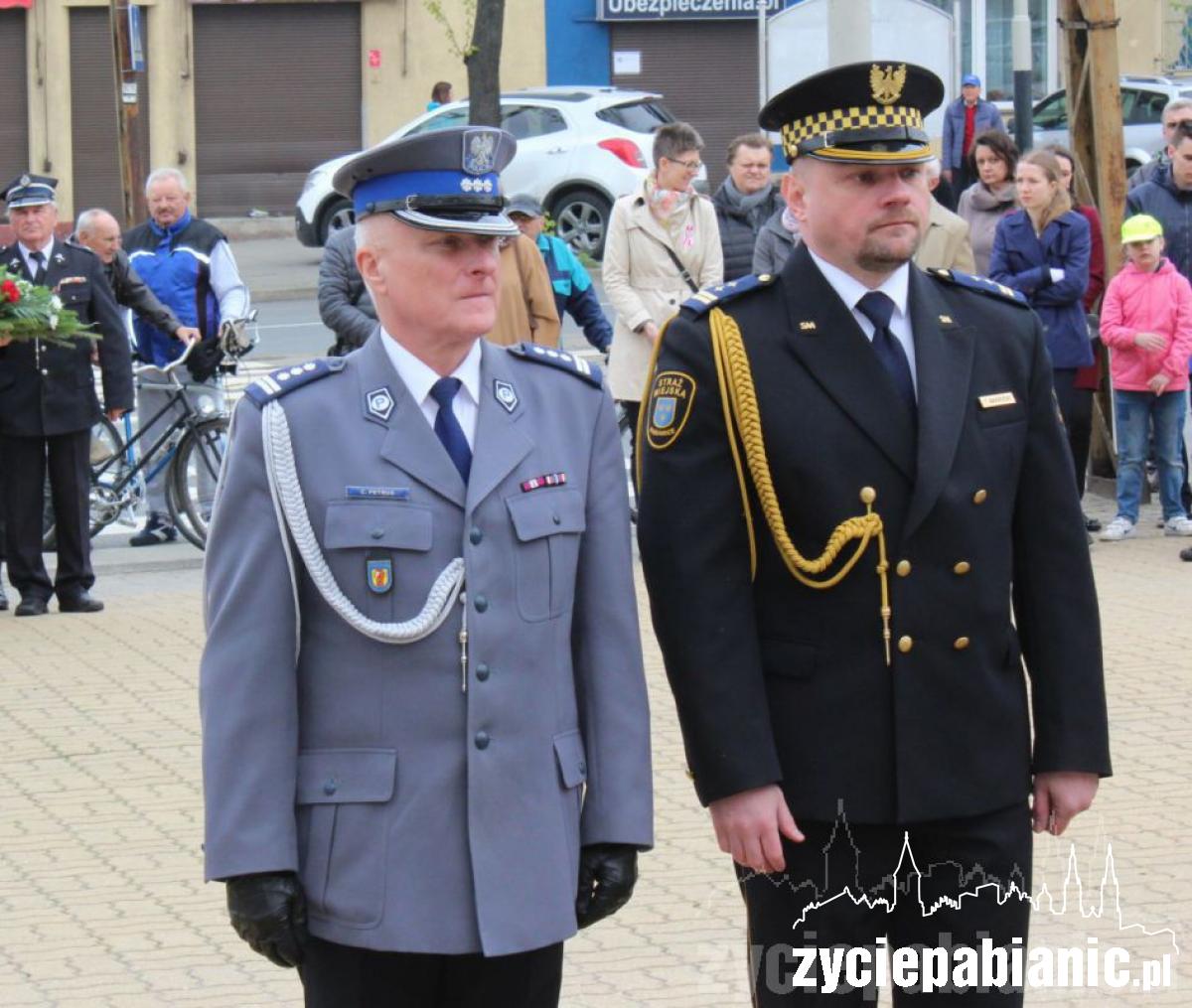 400 pabianiczan przed Pomnikiem Legionisty