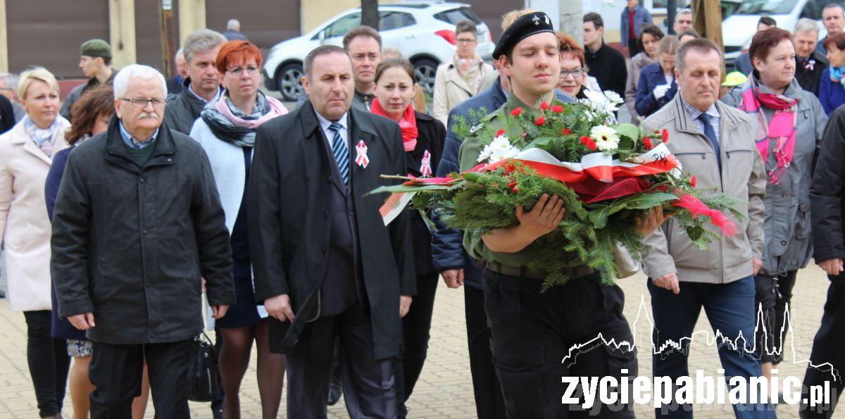 400 pabianiczan przed Pomnikiem Legionisty