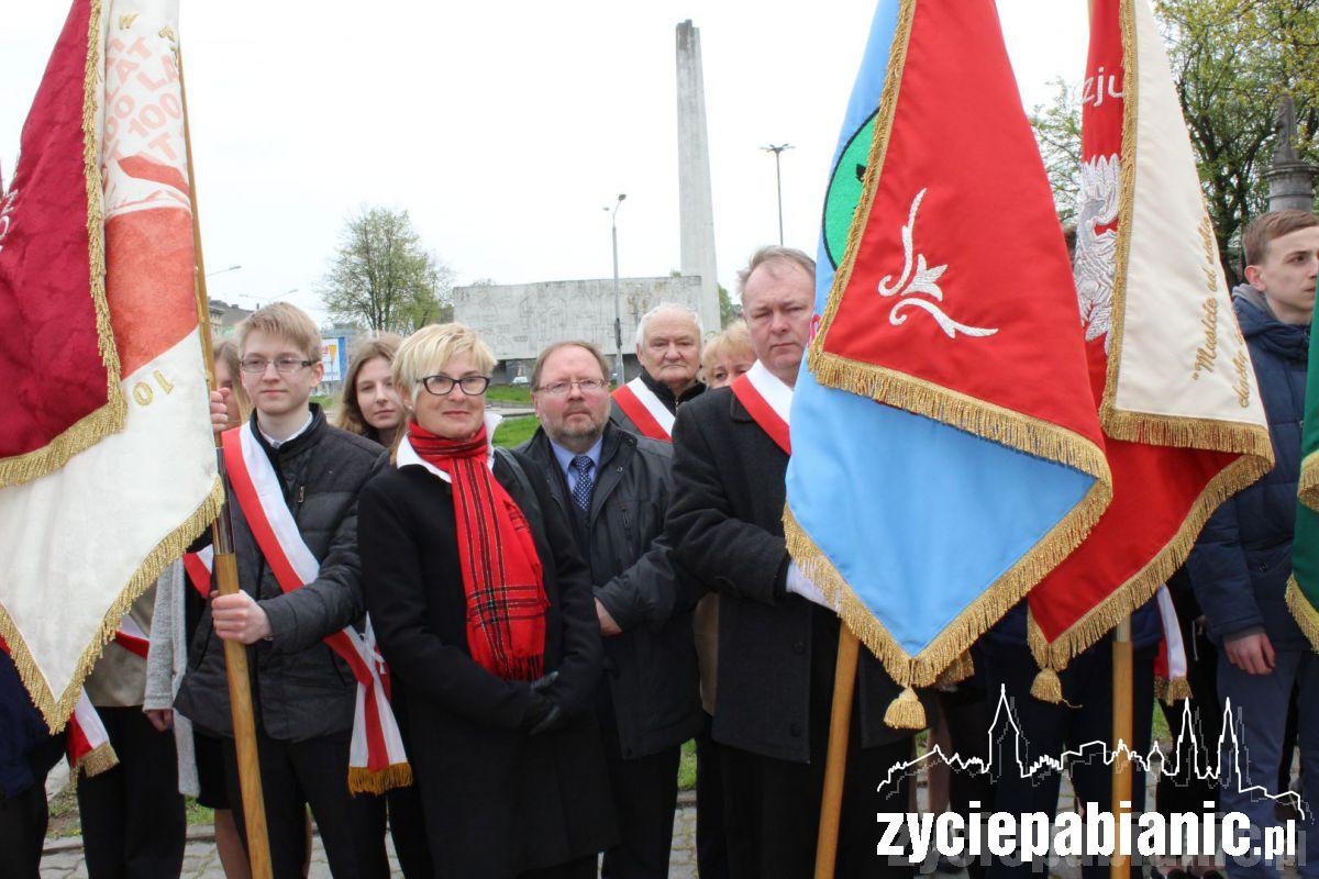 400 pabianiczan przed Pomnikiem Legionisty