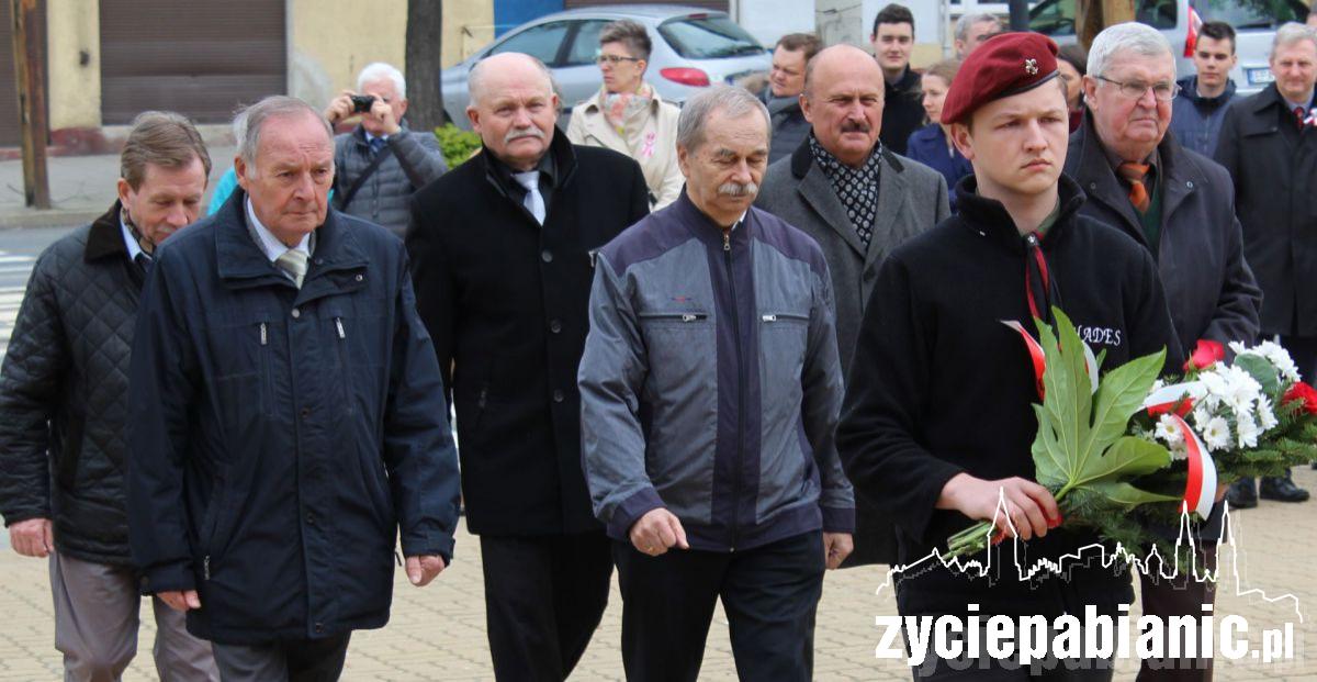 400 pabianiczan przed Pomnikiem Legionisty