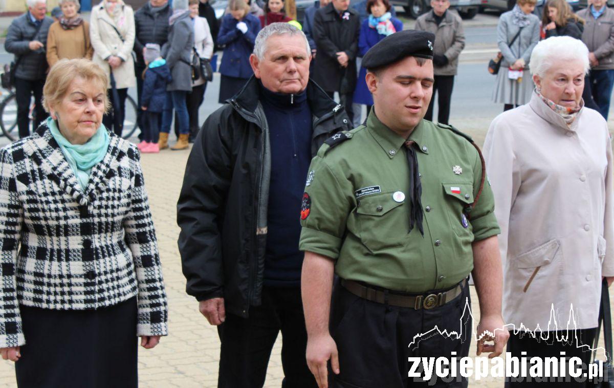 400 pabianiczan przed Pomnikiem Legionisty