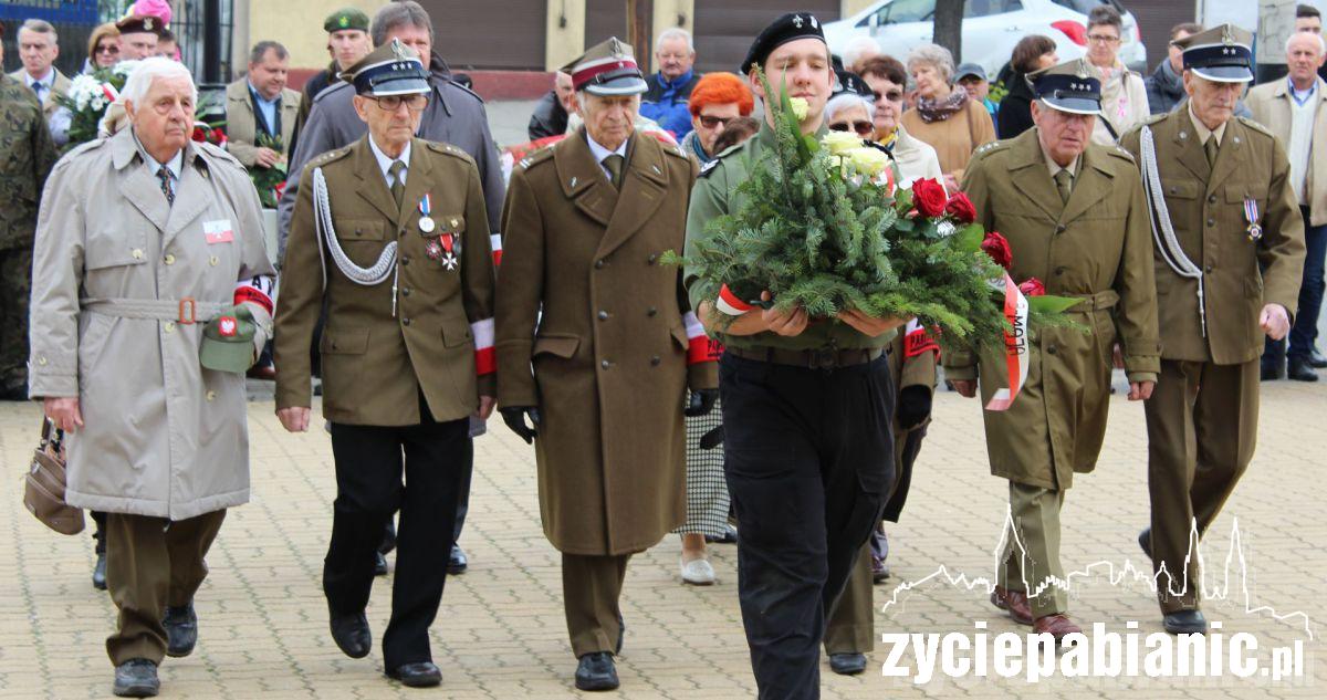 400 pabianiczan przed Pomnikiem Legionisty