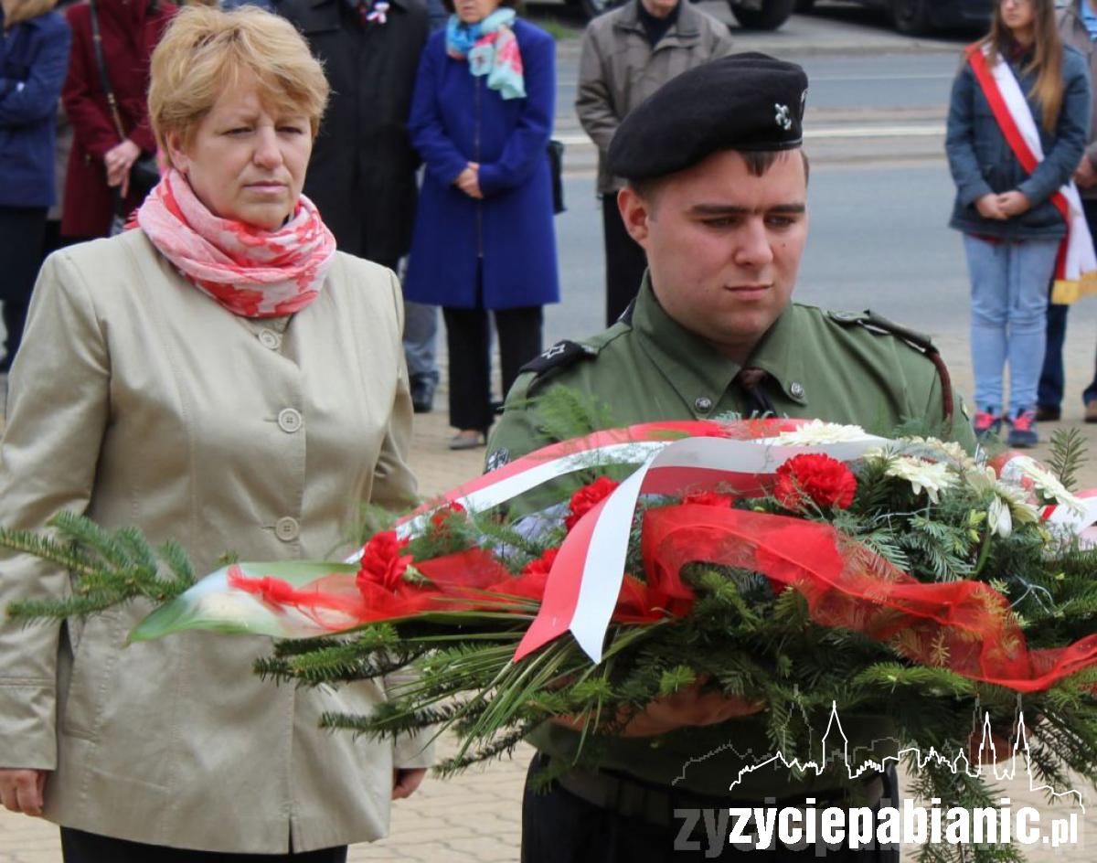 400 pabianiczan przed Pomnikiem Legionisty