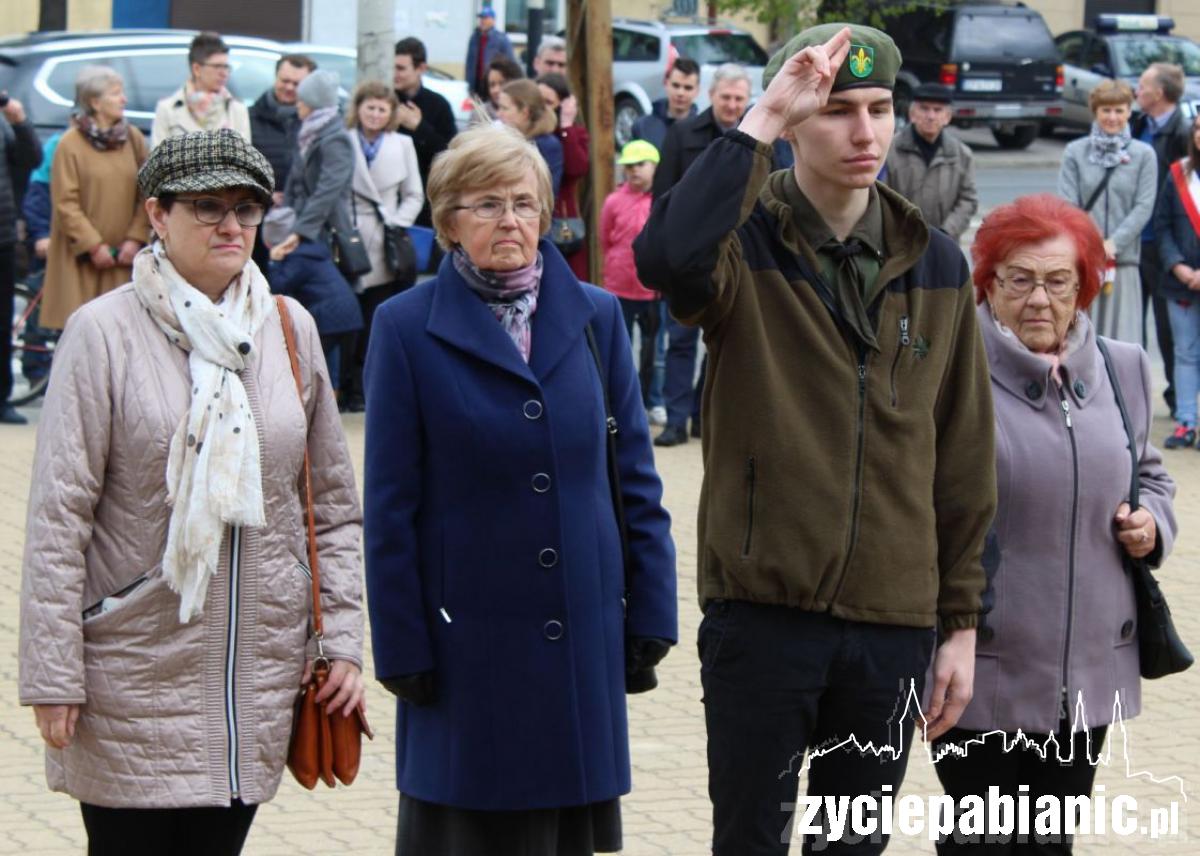 400 pabianiczan przed Pomnikiem Legionisty