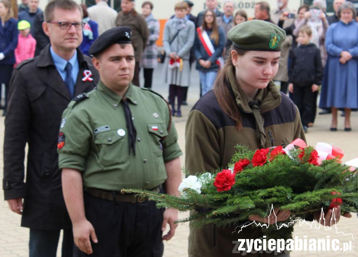 400 pabianiczan przed Pomnikiem Legionisty