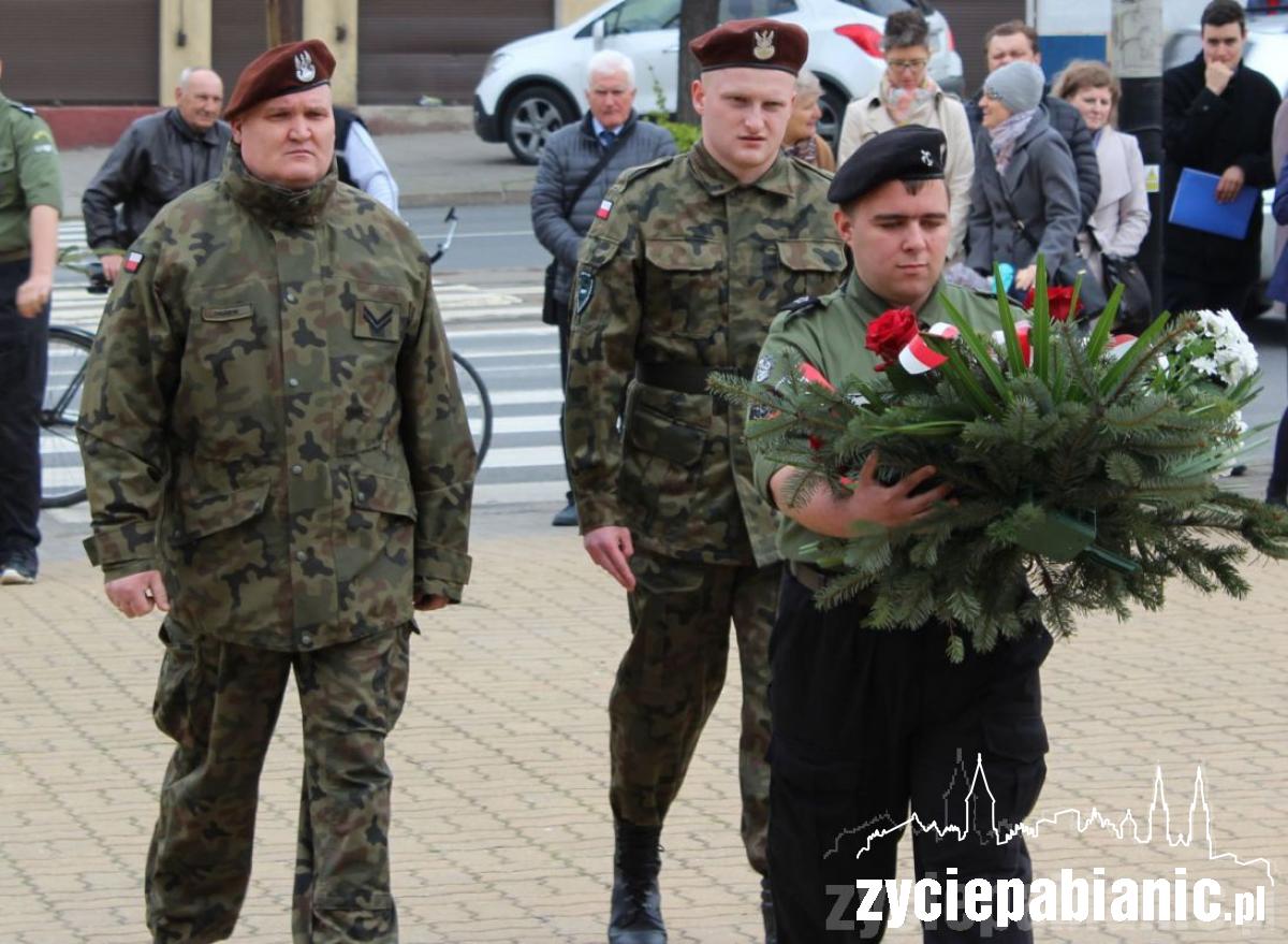 400 pabianiczan przed Pomnikiem Legionisty