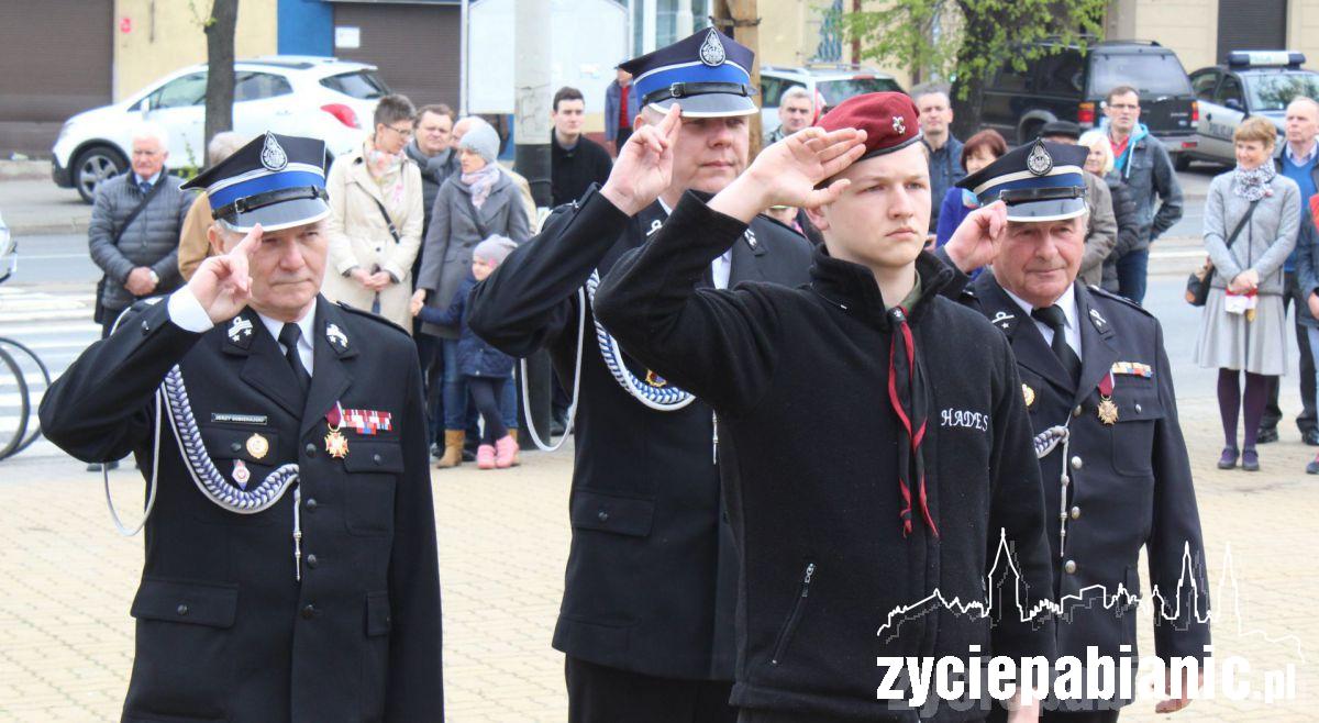 400 pabianiczan przed Pomnikiem Legionisty