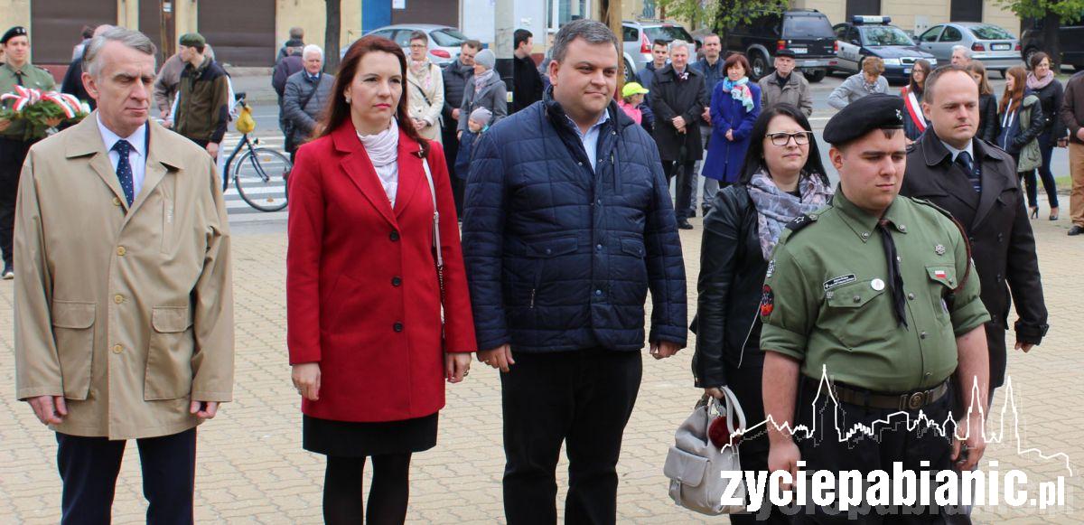 400 pabianiczan przed Pomnikiem Legionisty