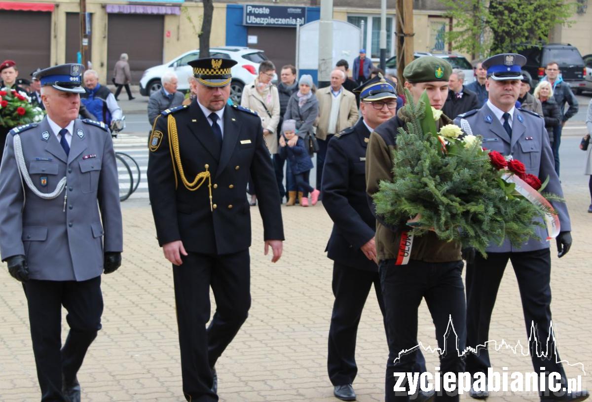 400 pabianiczan przed Pomnikiem Legionisty