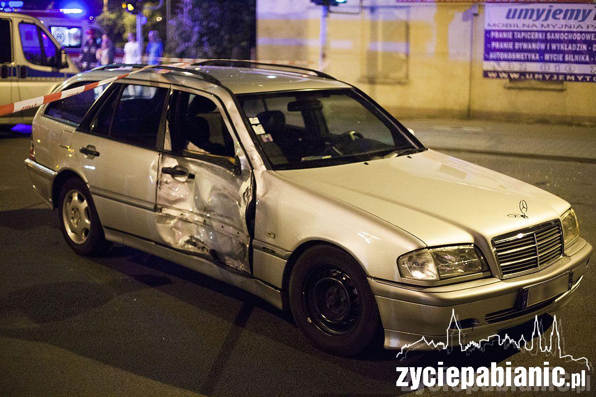 Motocyklista rozbił się na aucie