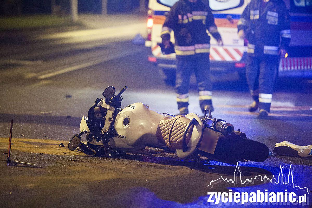 Motocyklista rozbił się na aucie