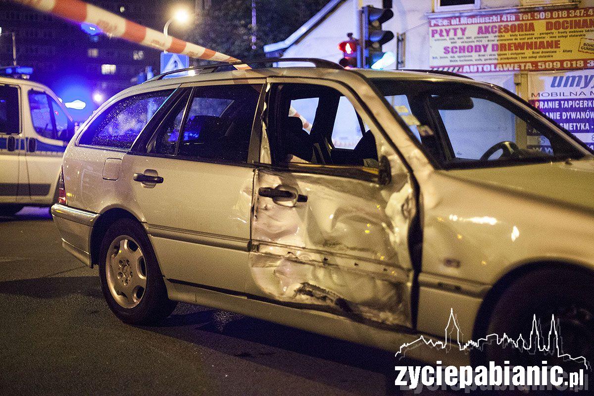 Motocyklista rozbił się na aucie