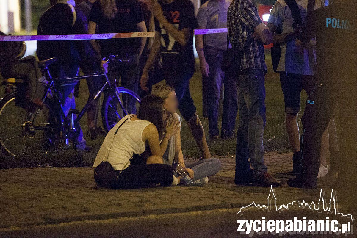 Motocyklista rozbił się na aucie