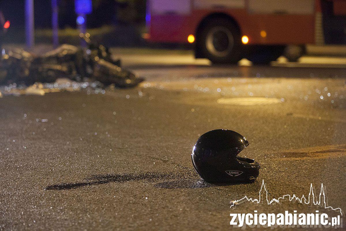 Motocyklista rozbił się na aucie
