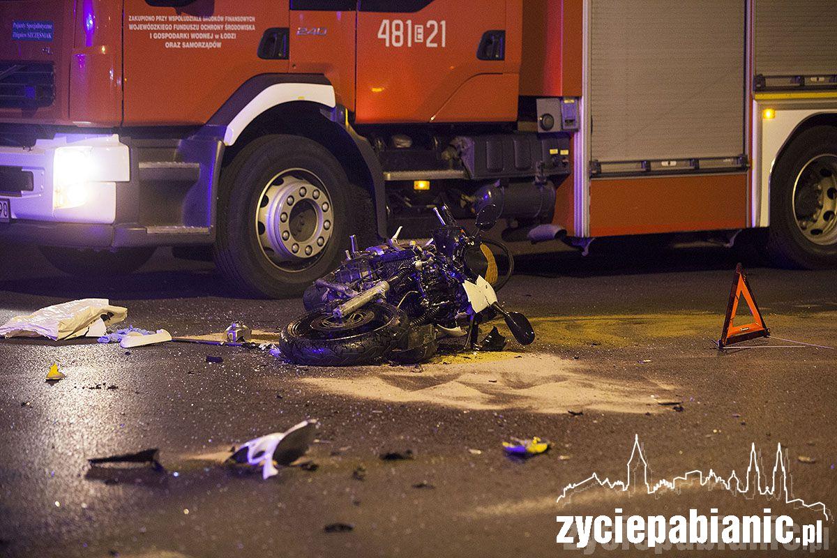 Motocyklista rozbił się na aucie