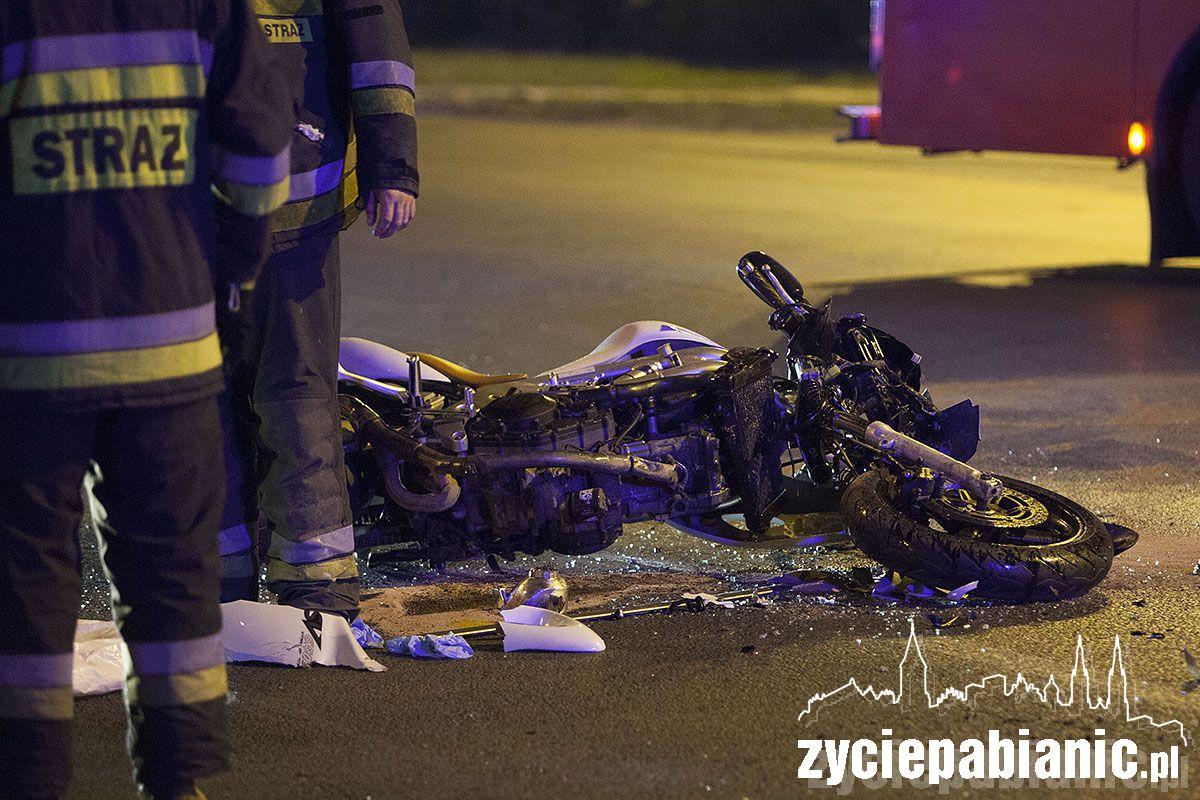 Motocyklista rozbił się na aucie