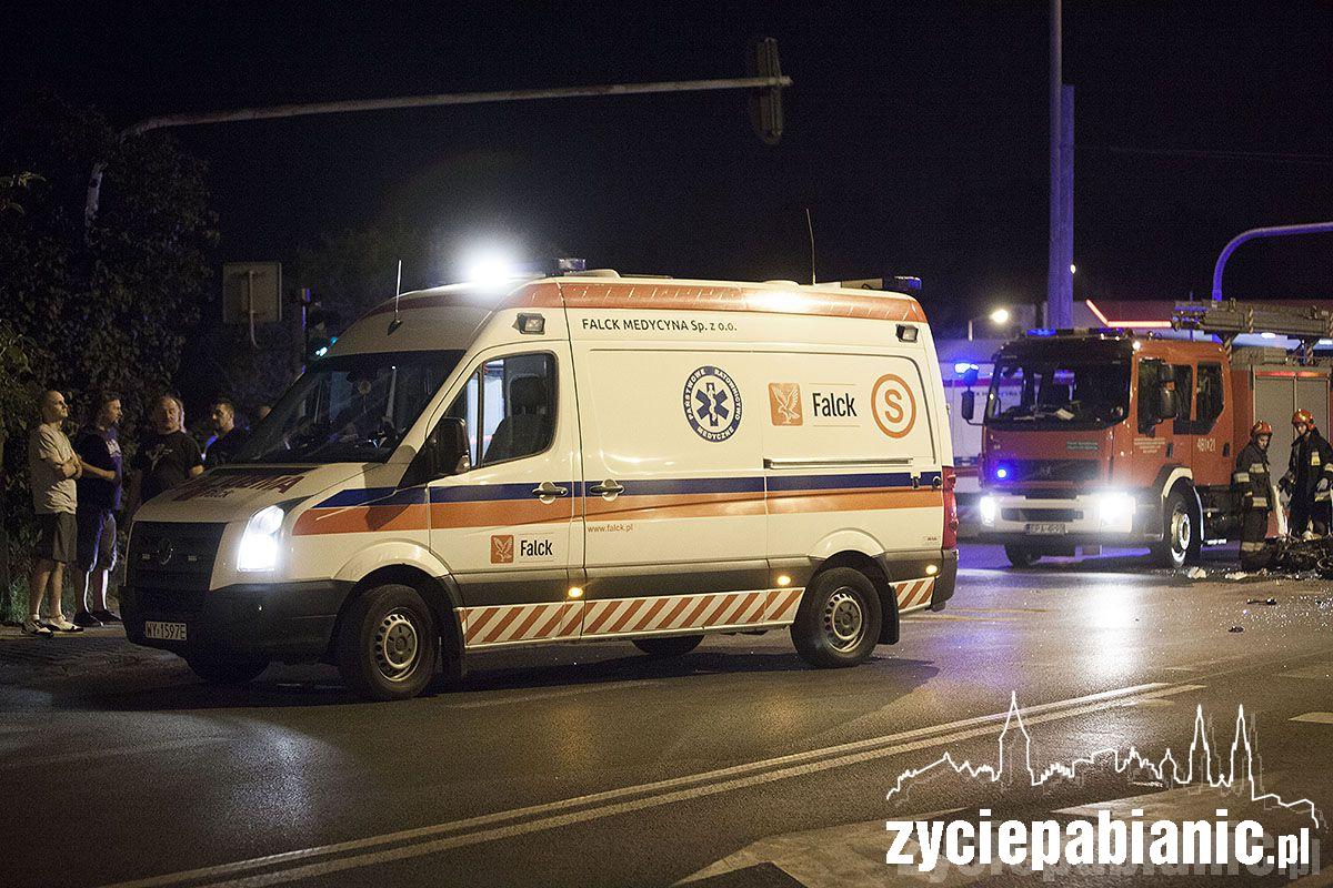 Motocyklista rozbił się na aucie