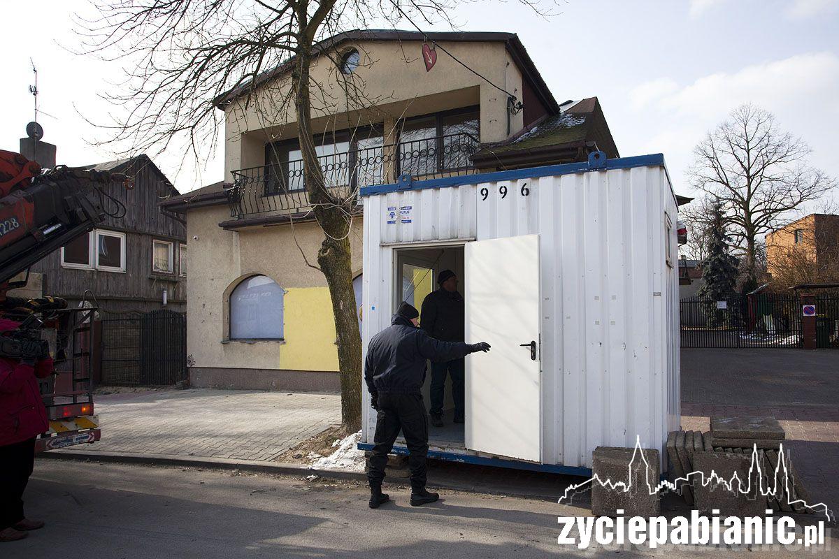 Posterunek Straży Miejskiej obok sklepu z dopalaczami