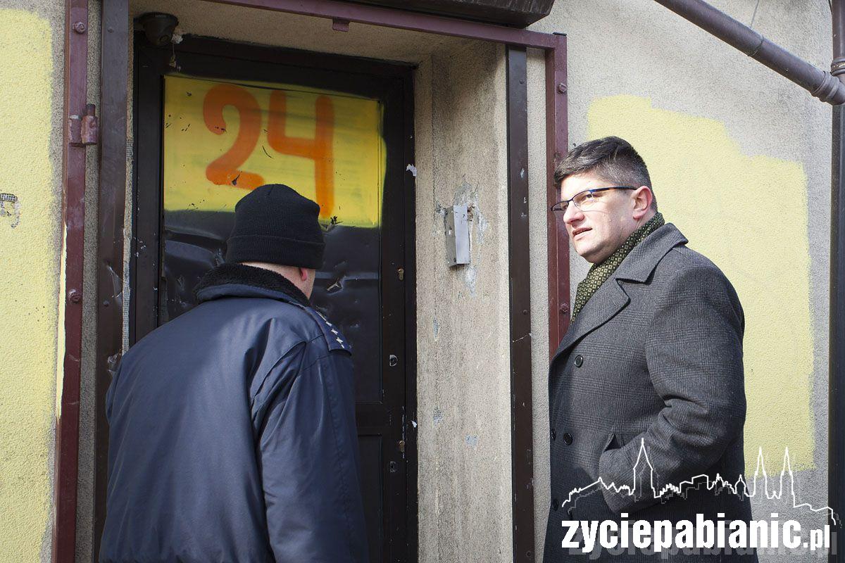 Posterunek Straży Miejskiej obok sklepu z dopalaczami