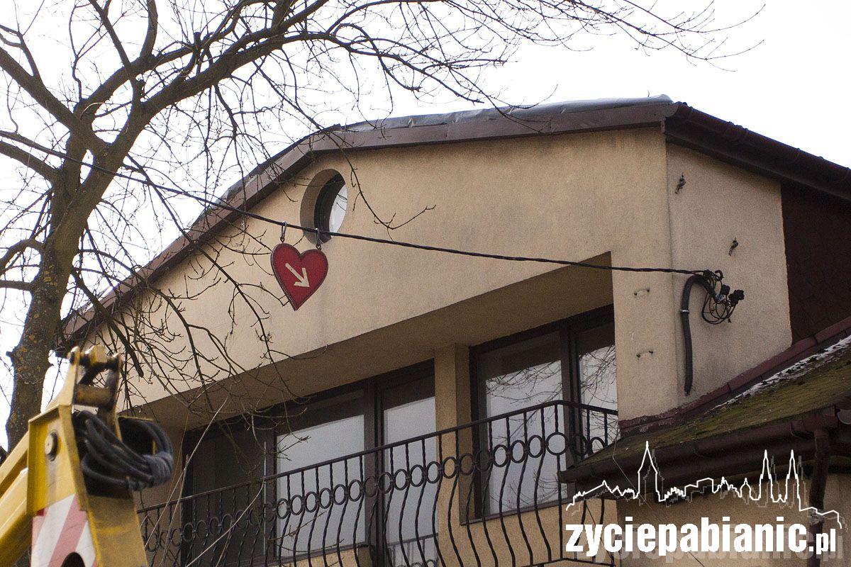 Posterunek Straży Miejskiej obok sklepu z dopalaczami
