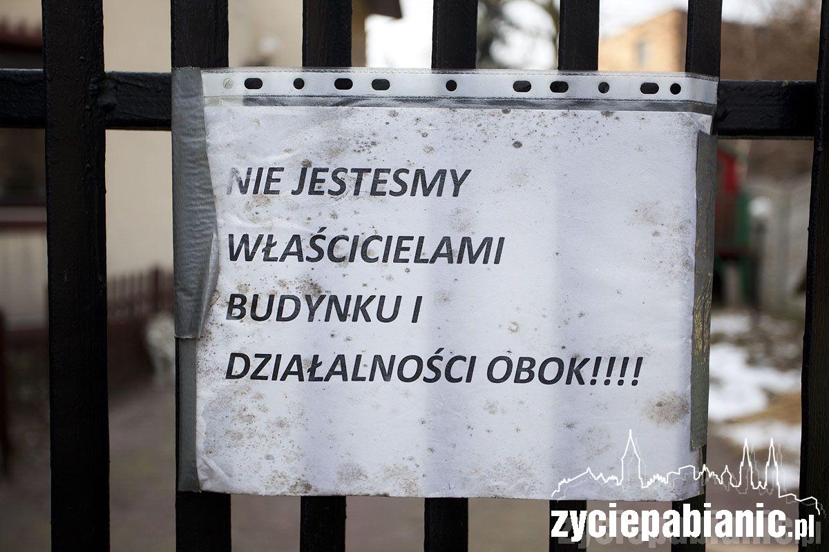 Posterunek Straży Miejskiej obok sklepu z dopalaczami