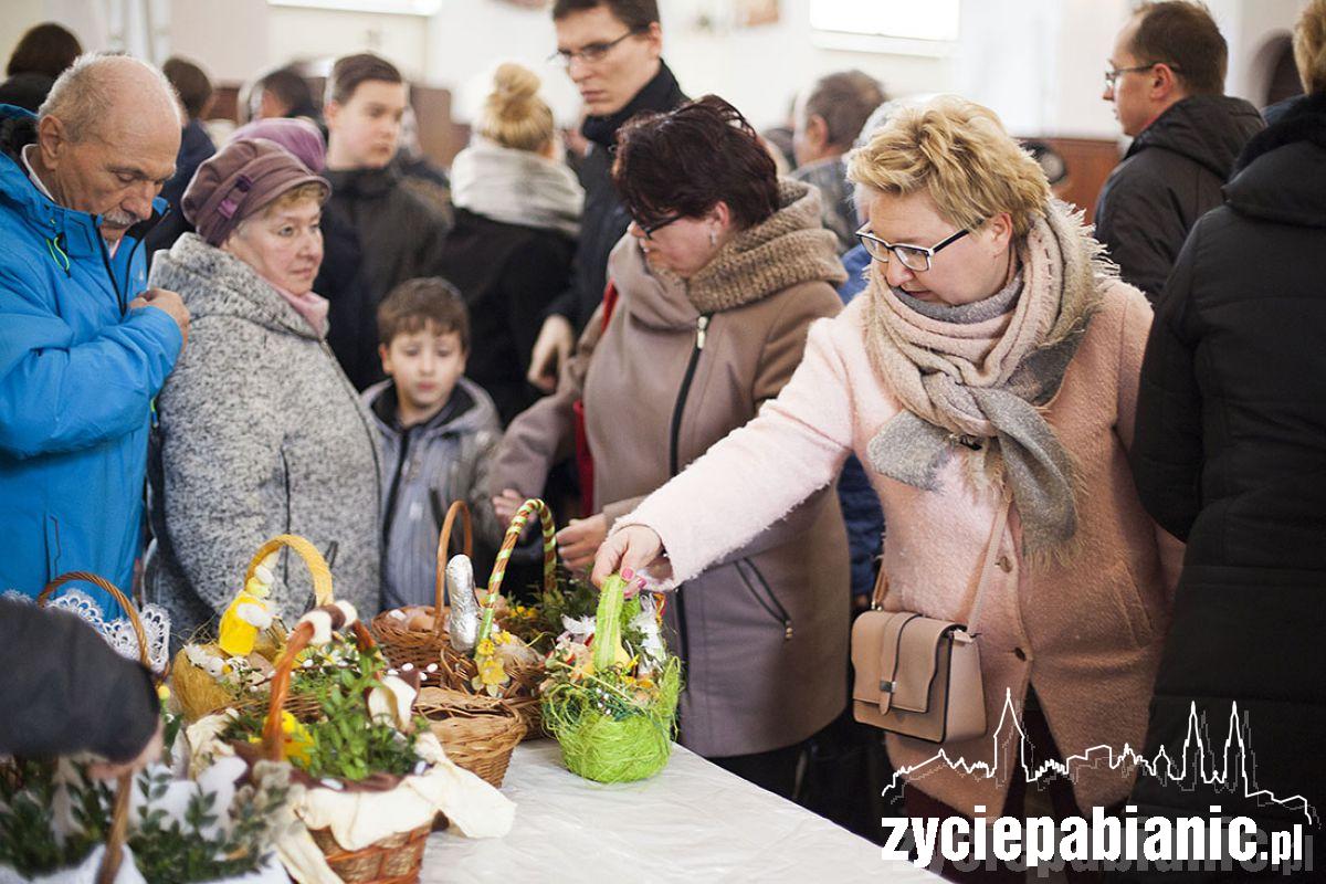 Pabianiczanie ruszyli z koszyczkami do kościołów