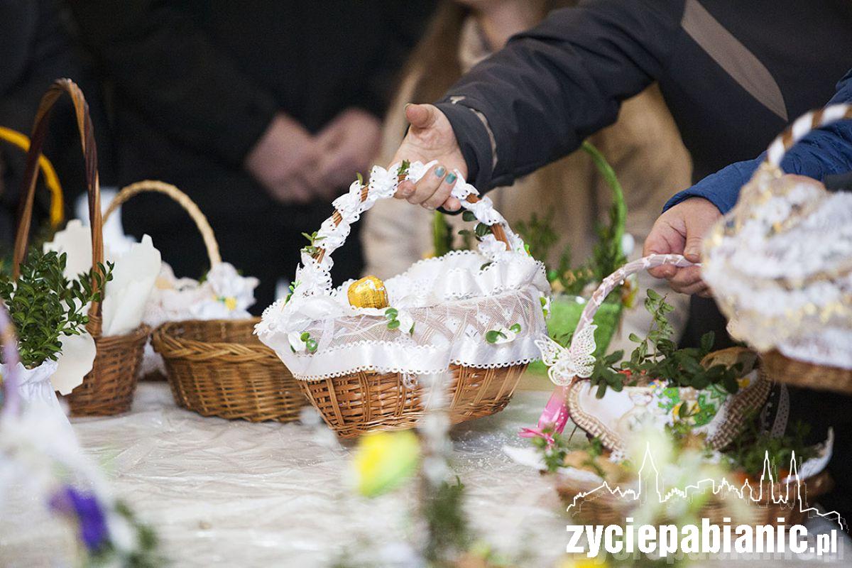 Pabianiczanie ruszyli z koszyczkami do kościołów