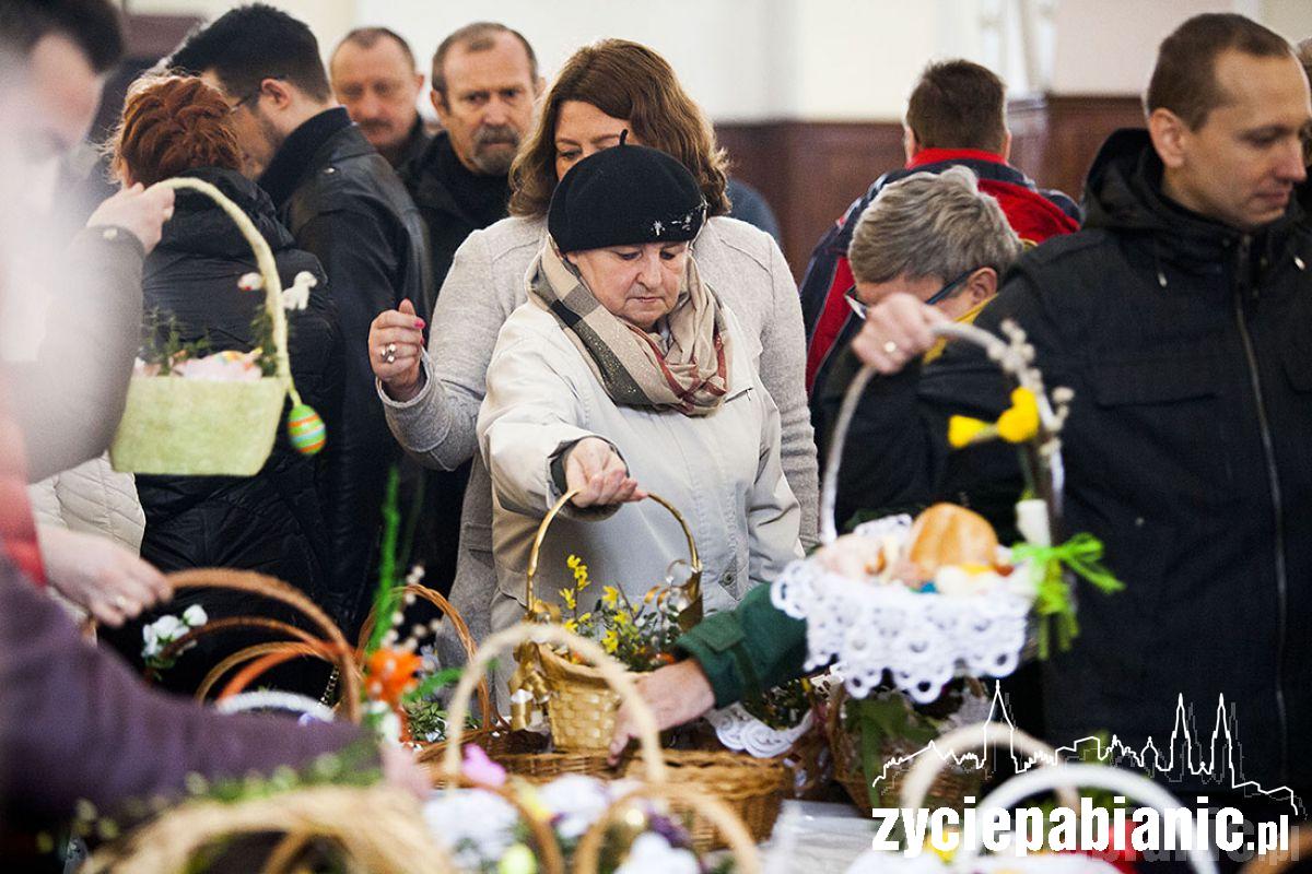 Pabianiczanie ruszyli z koszyczkami do kościołów