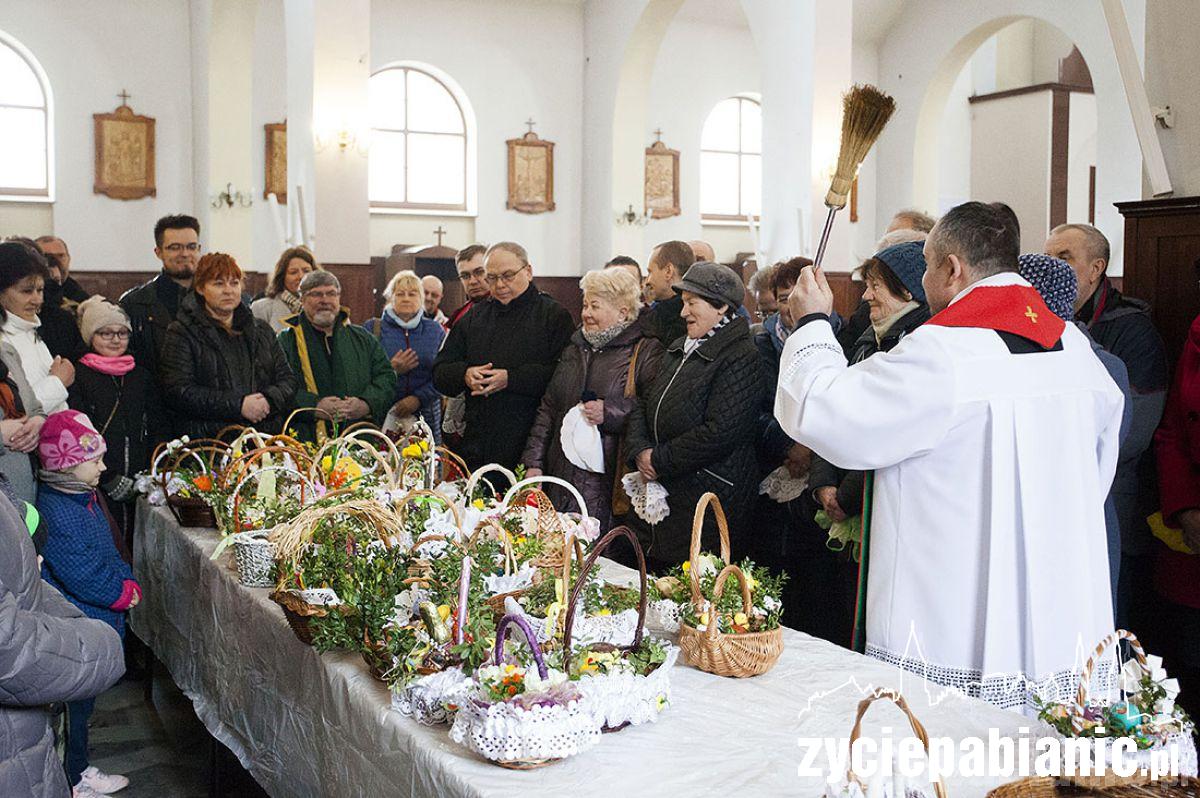 Pabianiczanie ruszyli z koszyczkami do kościołów