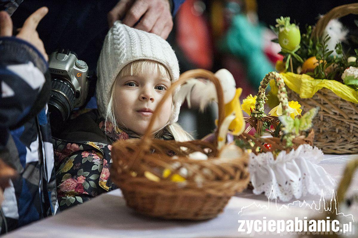 Pabianiczanie ruszyli z koszyczkami do kościołów