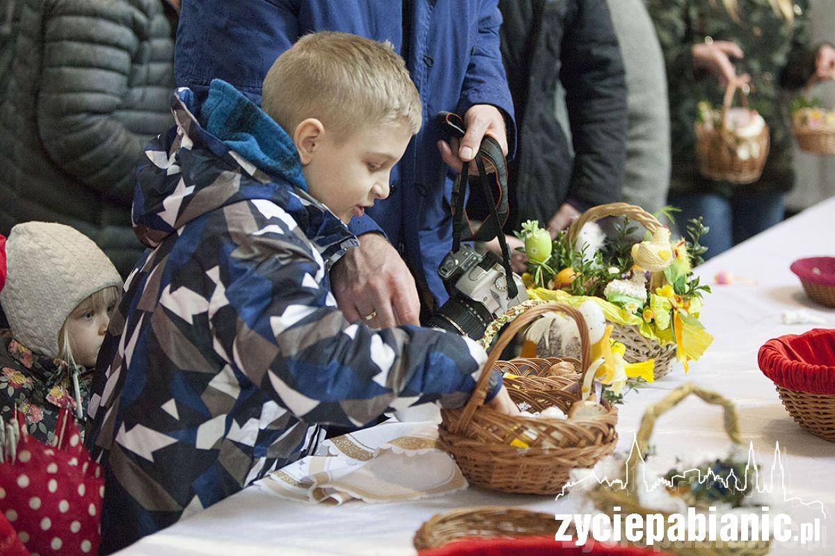 Pabianiczanie ruszyli z koszyczkami do kościołów