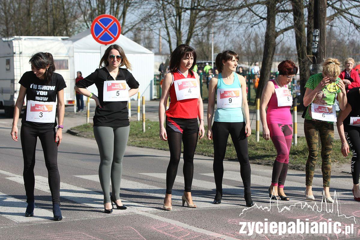 23 Januszów w klapkach i 9 pań w szpilkach