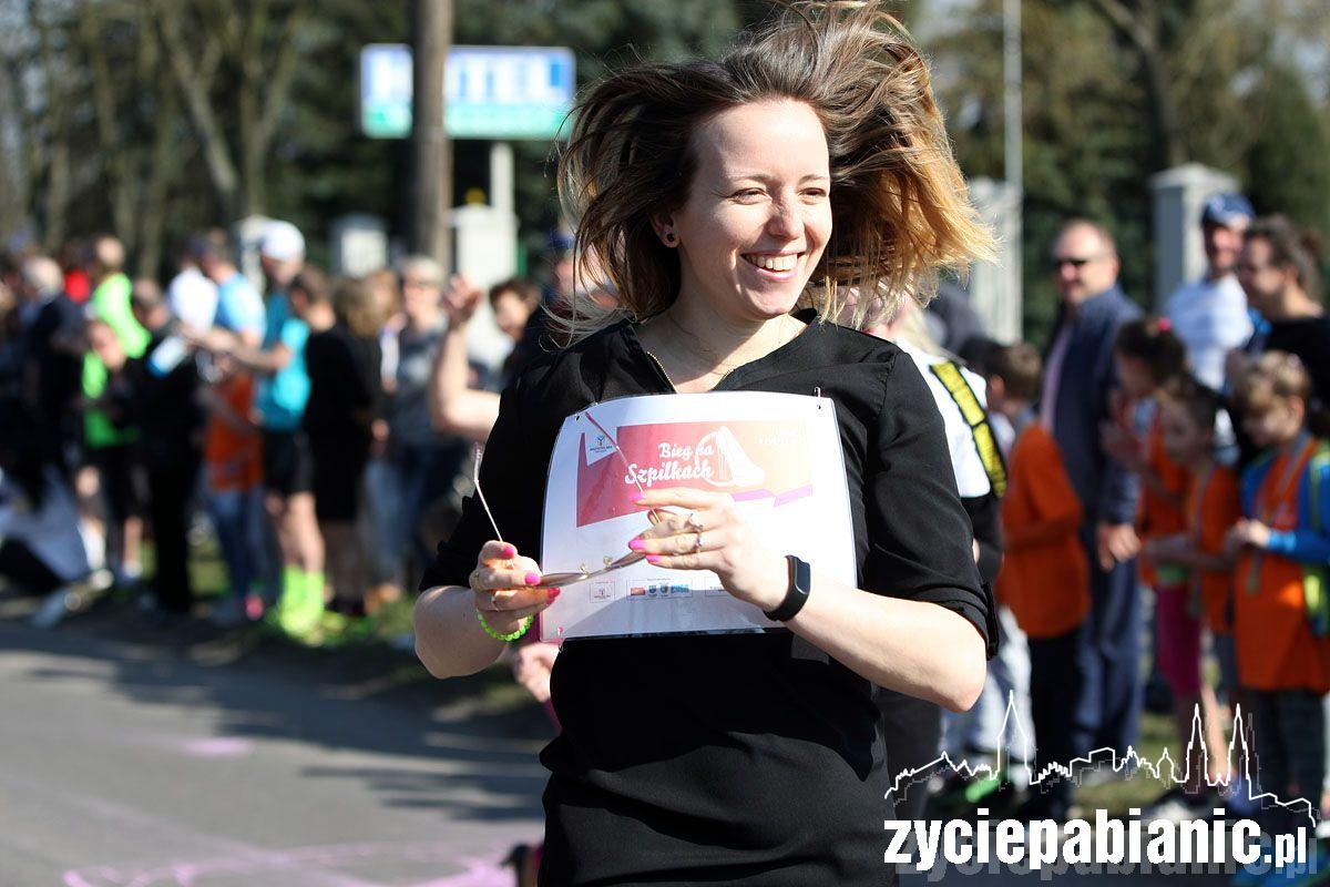 23 Januszów w klapkach i 9 pań w szpilkach