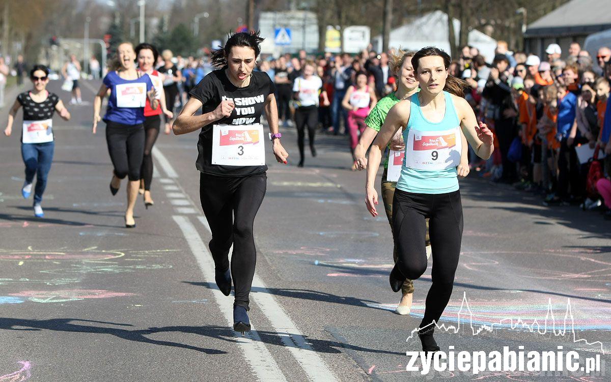 23 Januszów w klapkach i 9 pań w szpilkach