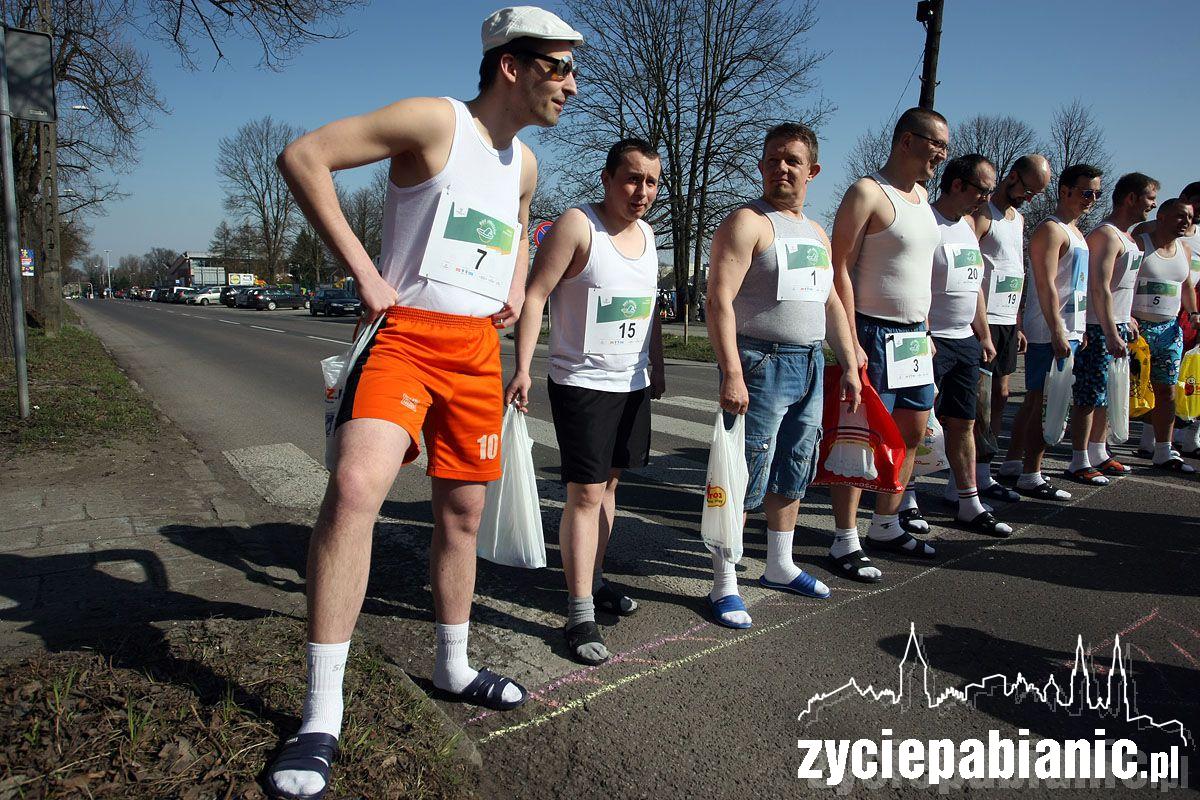 23 Januszów w klapkach i 9 pań w szpilkach
